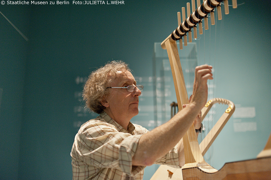 JdH _ Graham Lawson pitches the musical instruments (c) Julietta Wehr