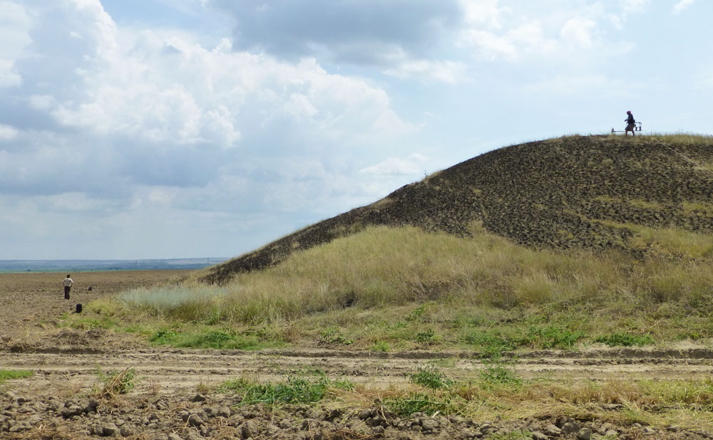 Fig. 1: Large Kurgan 1 of the necropolis Vinogradnyj-2. North Caucasus. Working moment | Photo by Julia Koch| © Stiftung Preußischer Kulturbesitz /Prussian Cultural Heritage Foundation/