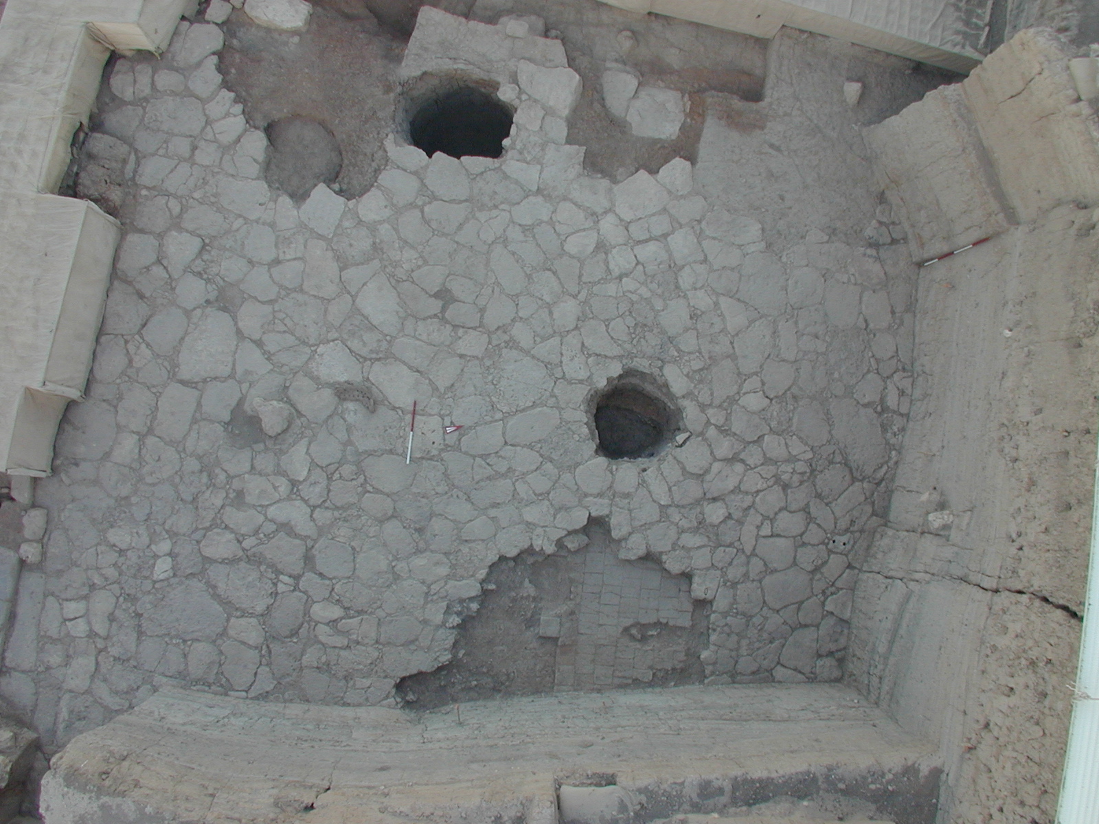 The formal courtyard in the Palace of King Tupkish, made with stone and baked brick (Tell Mozan, Syria) | © IIMAS