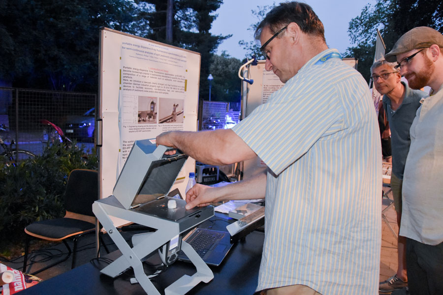 LNDW 2018 Topoi / Demonstration des XRF-Gerätes durch Philipp Hoelzmann